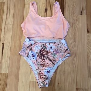 Adorable swimsuit!
